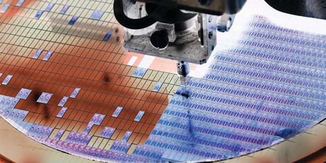 Imagen en primer plano del proceso de fabricación de obleas de semiconductores